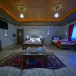 Shoestring Stone House 3*