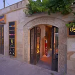 Hotel Shoestring Stone House