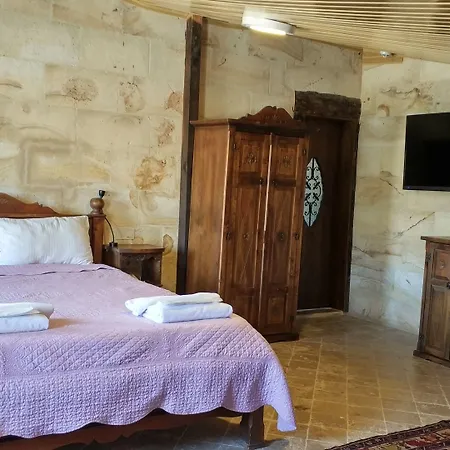 Shoestring Stone House 3*