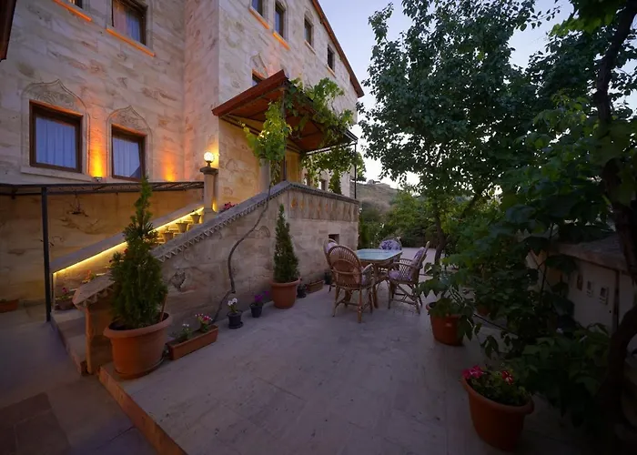 Shoestring Stone House 3*