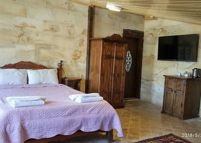 Shoestring Stone House 3*